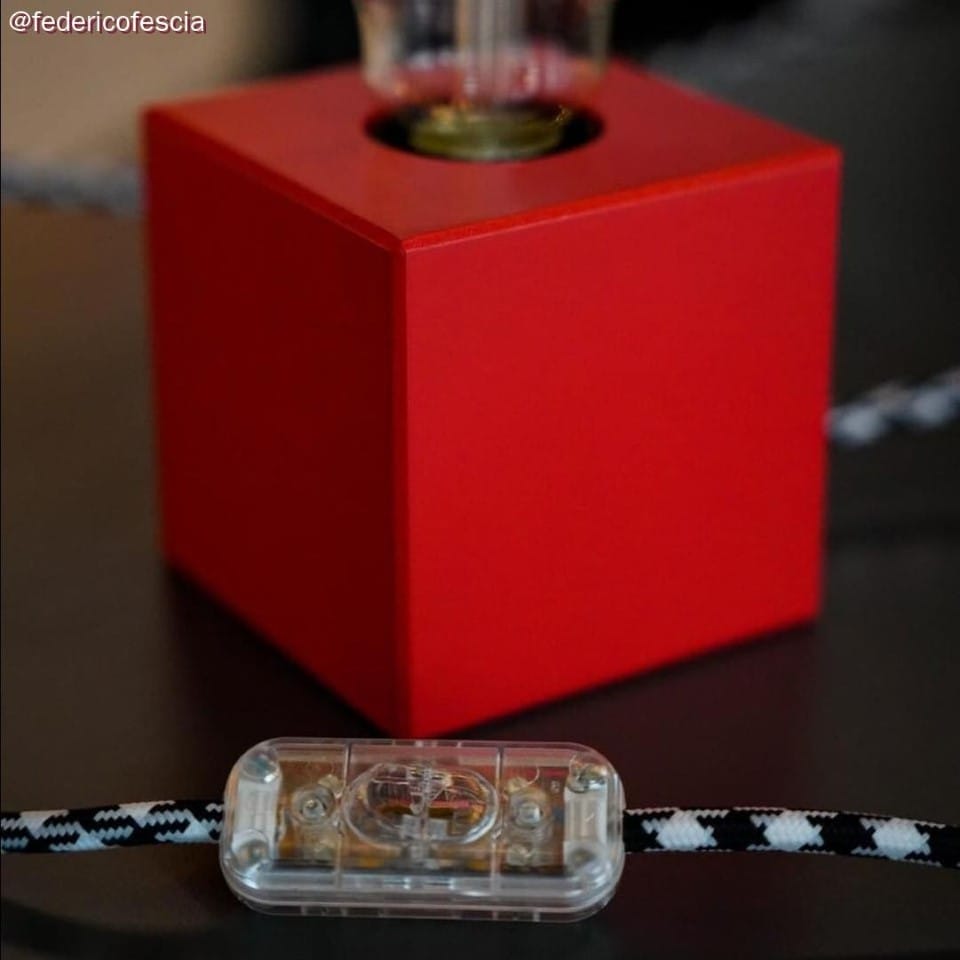 Επιτραπέζιο Φωτιστικό Posaluce Cubetto Color, βαμμένο ξύλινο με υφασμάτινο καλώδιο, διακοπτάκι και διπολικό φις Κόκκινο Χωρίς Λάμπα